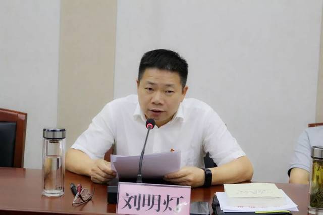 县委书记熊亚平主持会议,与会的党员干部进行了集中学习,县委副书记