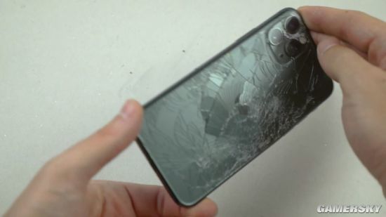 虐机达人对iphone11pro下手用锤子猛砸小刀划