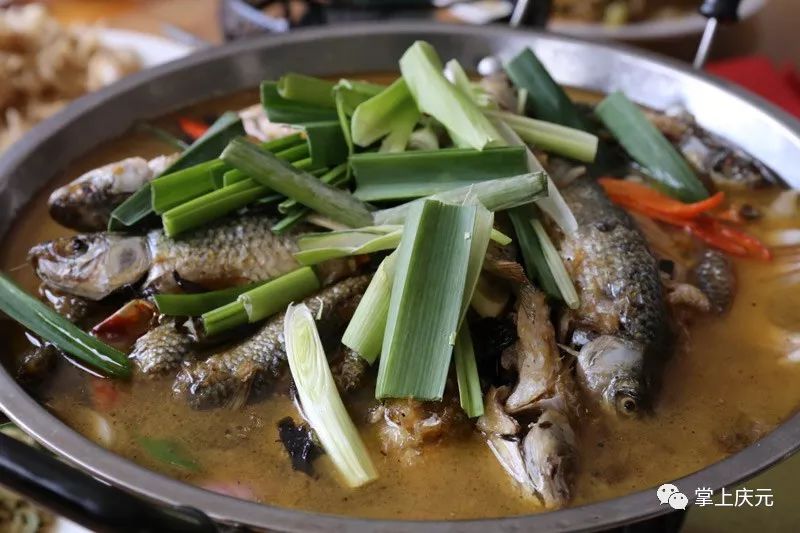 手打麻糍,黄粿,茭白,农家豆腐肉,溪鱼火锅,菌菇汤……美味的食物挑起