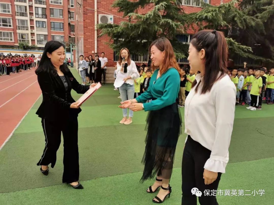 辉煌献祖国七旬华诞成就筑保定五彩冀英