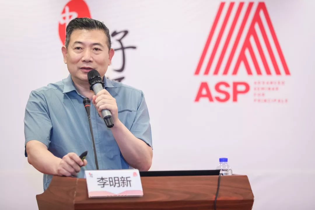 李明新做《儿童成长讲"五养"》讲座何哲慧做《家校