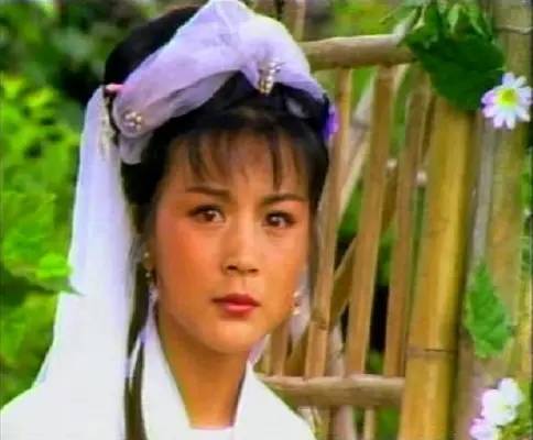 1992年,应安徽电视台邀请拍摄黄梅戏音乐电视剧《半把剪刀》饰梁惠梅