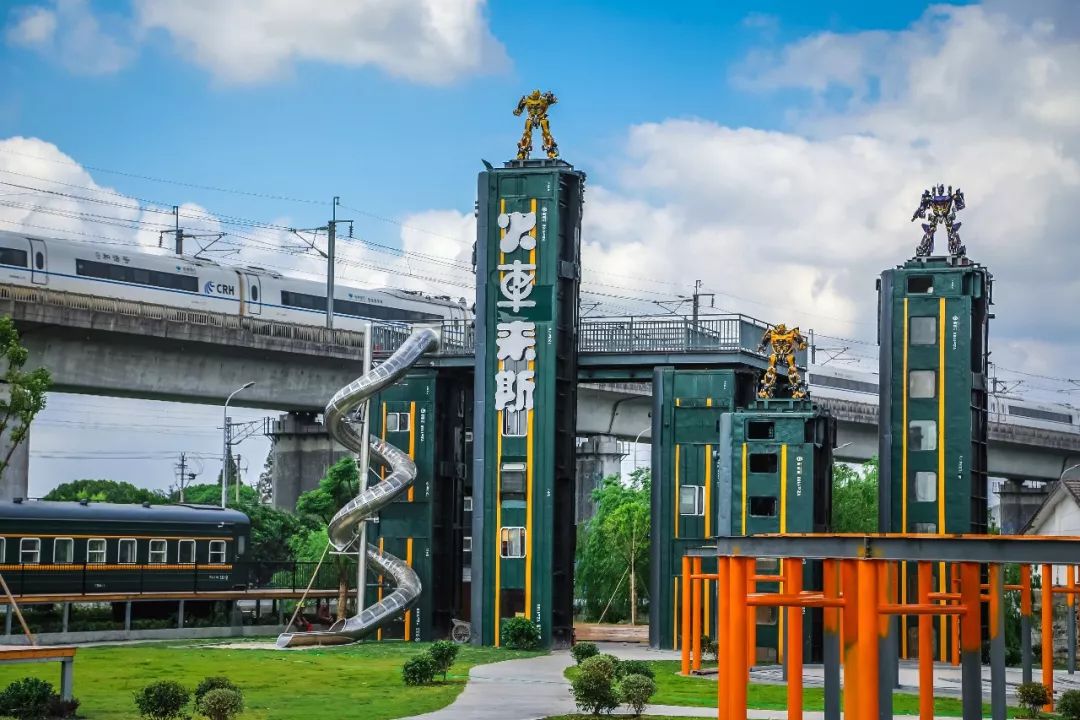 全国第二个开园火车主题体验园变形金刚全地形越野车火车来斯终于来啦