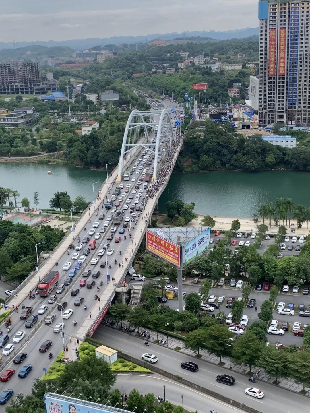 百色百林桥秒变停车场桥面全部堵成狗