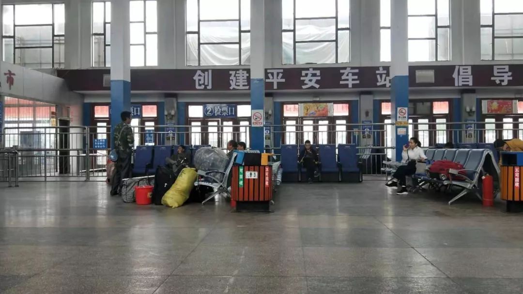 濮阳飞龙车站总站这些人被拍下