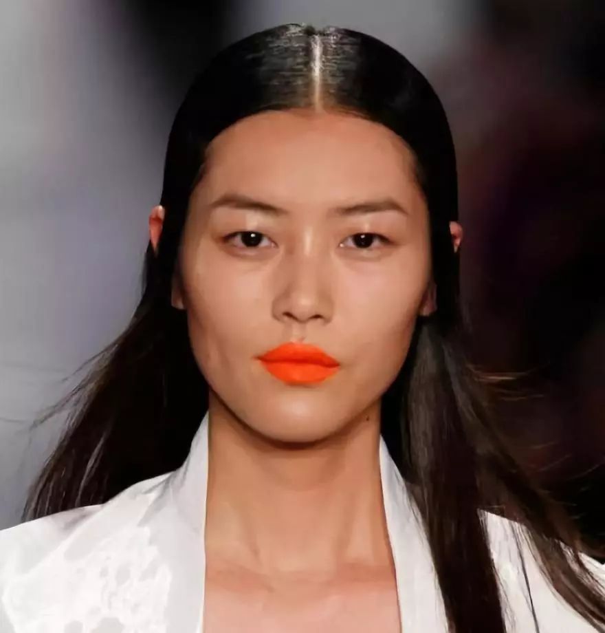 "中性"的特征:手腕上的血管呈蓝绿色;在阳光下皮肤呈绿色