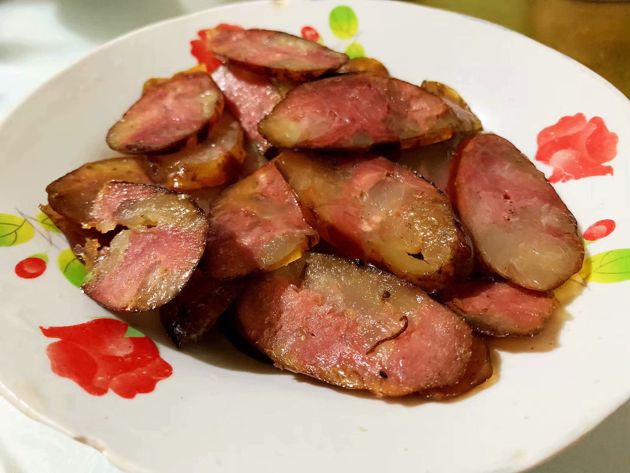 香肠,农村自己制作的香肠,烟熏而成,肥瘦相间,每一块都特别的香