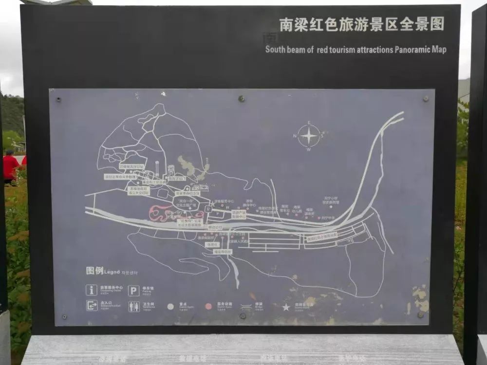 南梁革命纪念馆队伍步行到南梁革命纪念馆早上9点出发,经过3小时的车