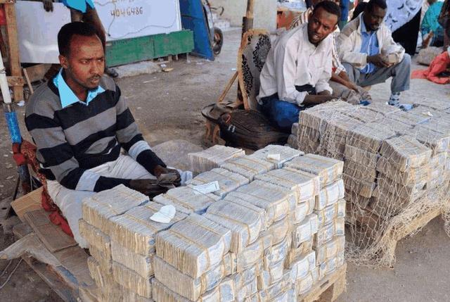 原创穷得只剩下钱的国家成捆钱扔在地上无人理钞票在街上论斤来卖