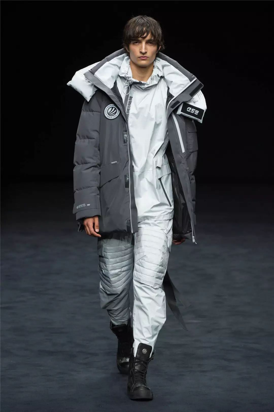 从星空到地袤波司登米兰大秀把羽绒服做成艺术品