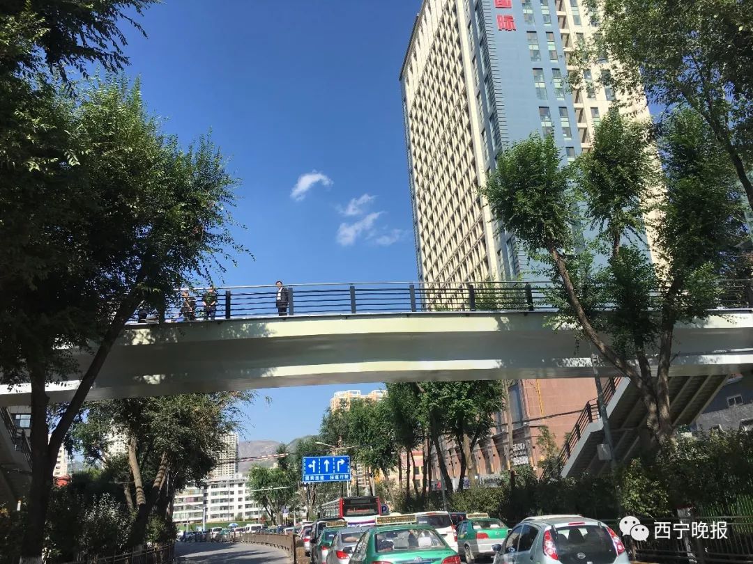 今日西宁又一座过街天桥建成开通 看看在哪里～_红十字