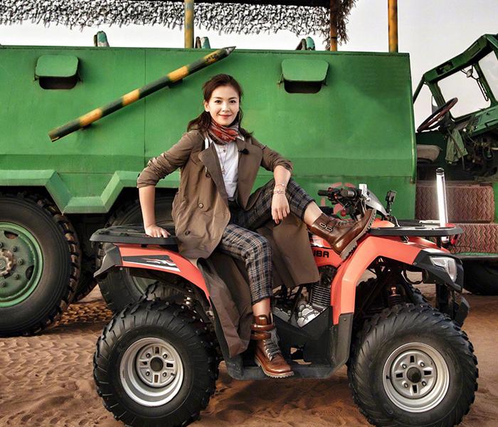 原创41岁刘涛沙漠骑摩托穿风衣配皮靴率性洒脱这活力劲不输年轻人