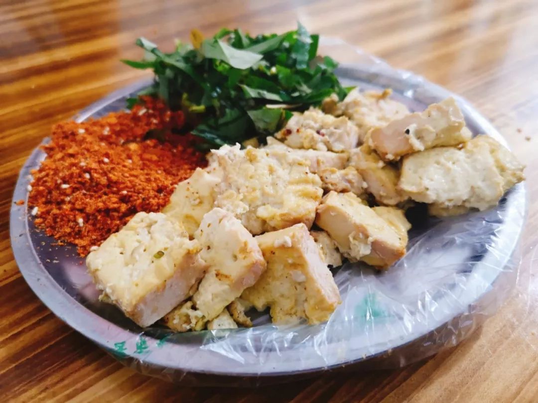 宜宾的臭豆腐也是一绝,可炸可烤.油炸吃豆腐的焦香,碳烤吃豆腐的绵嫩.