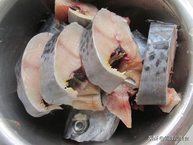 第二步:把鲅鱼去鳃,去内脏洗净,切成小块,用料酒抓匀去腥.