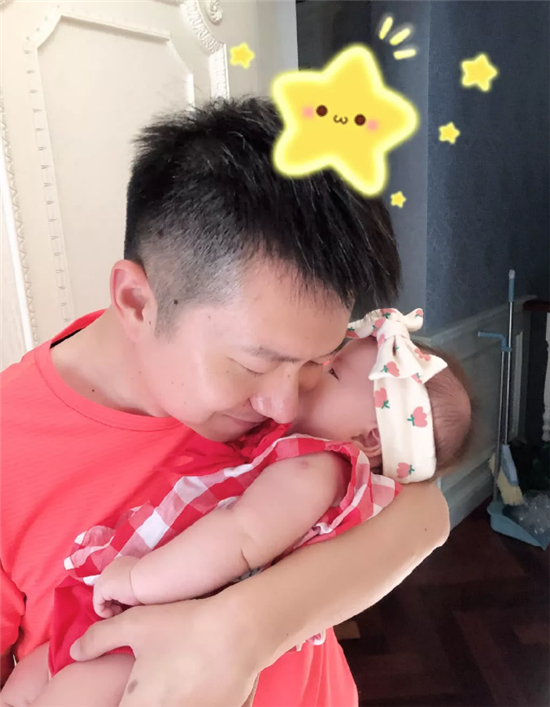 少儿主持人红果果晒产后复出照扎双马尾与绿泡泡再同框好甜蜜