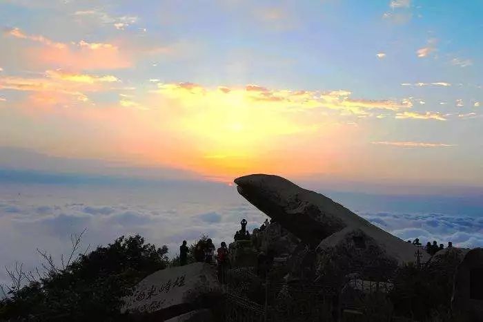 观日出而闻名位于玉皇顶东南,古称介丘岩登山可观日——日观峰78庙