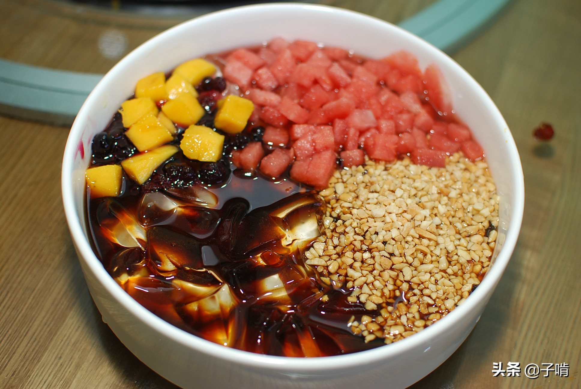 30元红糖冰粉看着特豪华,服务员说缺了小料可以打对折,挺实在的