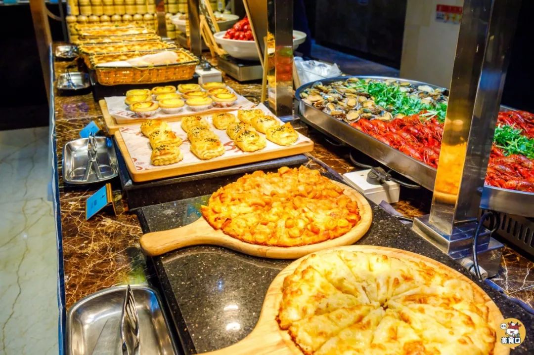 刚出炉的披萨,酥皮奶油蘑菇汤,各种炸物,应有尽有哟~披萨和蛋挞要趁热