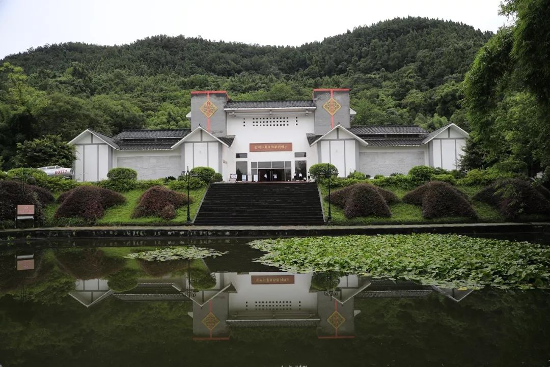 9月19日,市委书记包惠率领市级领导干部前往达州红军文化陈列馆