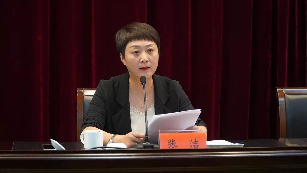 市市场监管局副局长唐龙础主持会议会上,市局食品安全总监张洁传达了