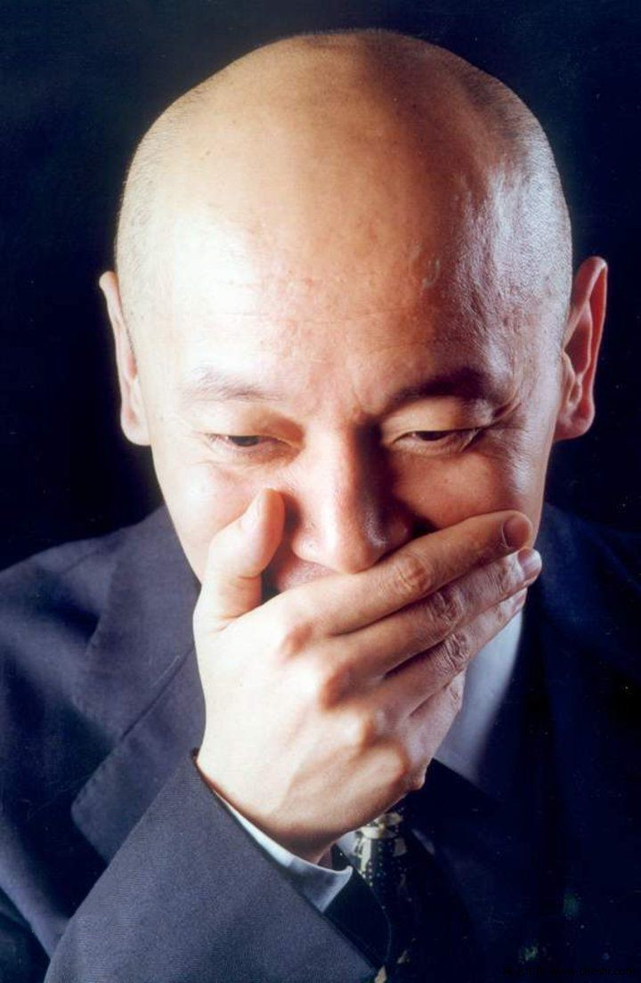 在演福贵时,葛优比《我爱我家》里的纪春生还瘦,张艺谋在拍摄《活着》