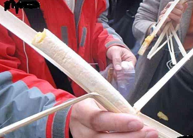 其实是泰国的一种特色美食——香蕉竹,里边的食物剥开之后和当时猪