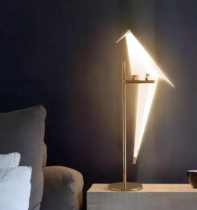 房中一盏灯我用它来寻找光明