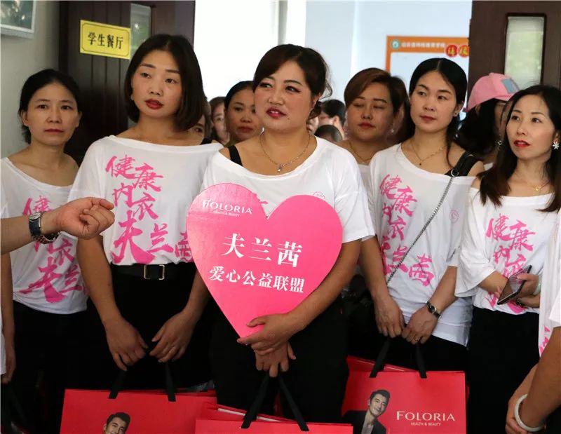 这群社会爱心人士团队是自发,主动的为孩子们捐赠