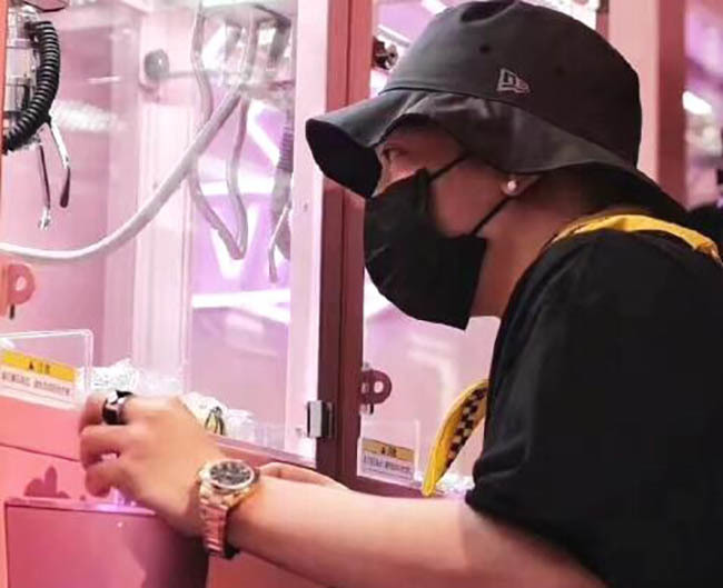 pgone近照发福严重胖到没脖子戴金表游戏厅抓娃娃又摆拍