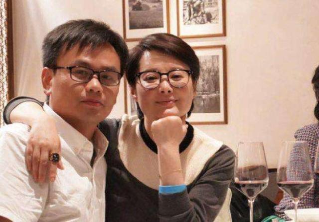 然而在2011年7月,袁立与林博文又开始交往,这次谈的时间稍长,谈了4个