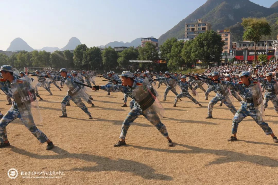 警棍,盾牌进行攻防,共有12个动作,箭形队形穿插前进,横队驱散前进.