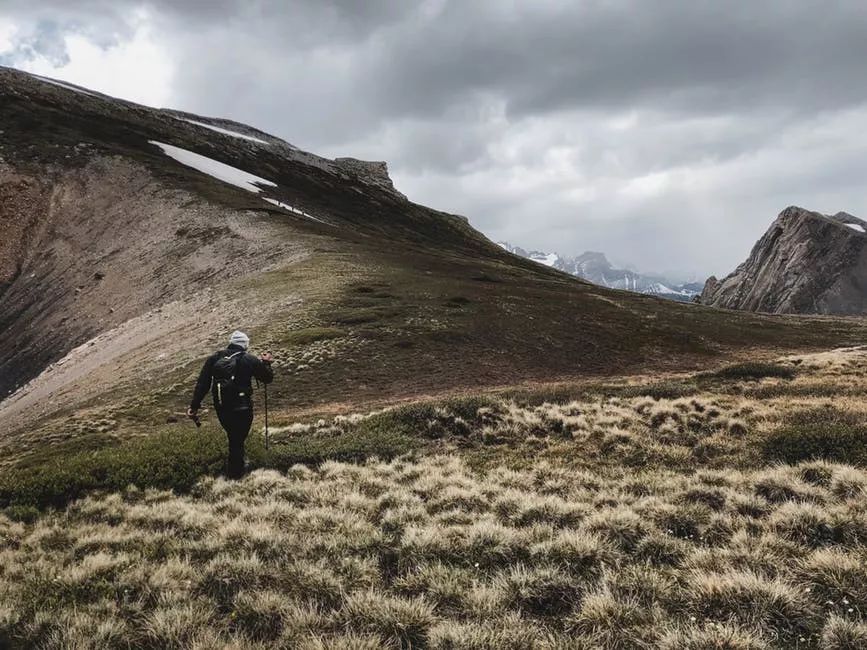 学会一个人扛起所有的艰辛,一个人去面对生活所有的刁难,哪怕路途遥远