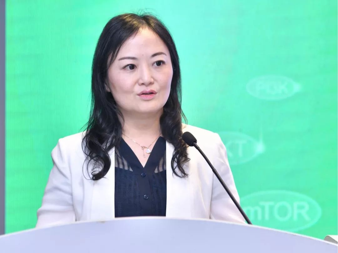 王碧芸教授王碧芸教授介绍了首个来自中国的依维莫司真实世界研究.