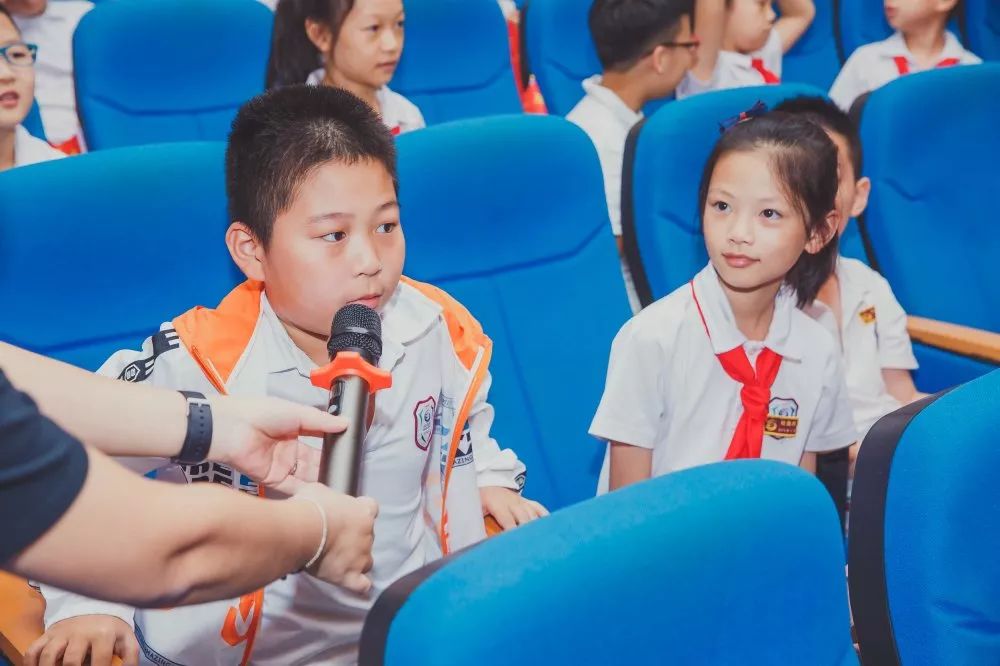 精彩的講座之後,沈權船長還為馬鞍池小學學生帶來一份神秘的禮物