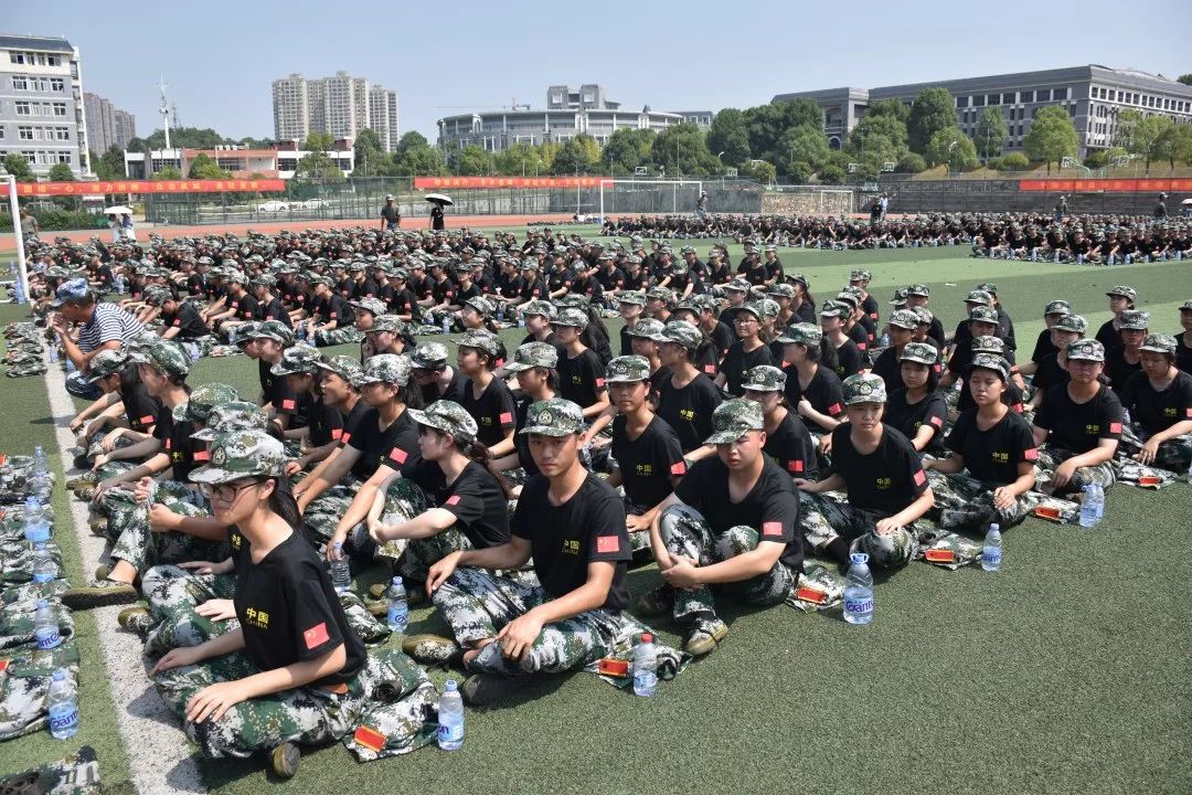 军训亲爱的青春热爱的一师