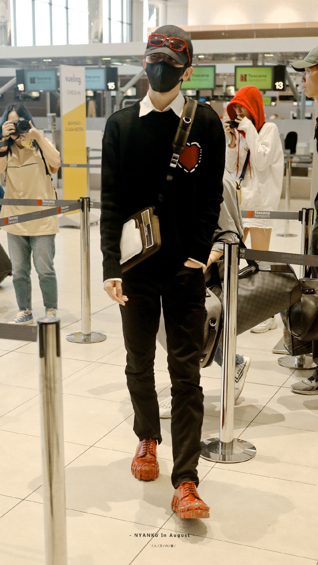 蔡徐坤现身佛罗伦萨机场allprada大帅哥终于要回国啦