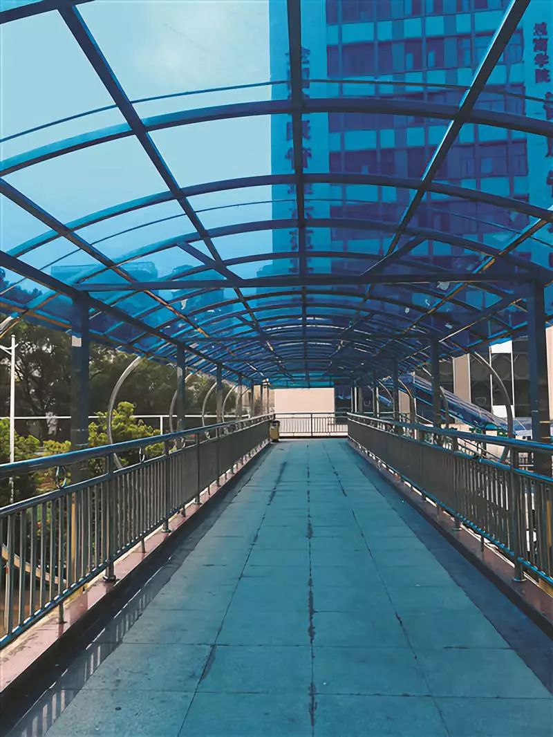 【湘南学院附属医院人行天桥换上了美观的遮雨棚】市政部门确定了6座