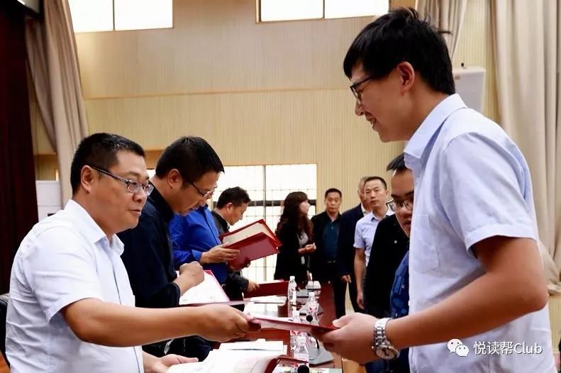 周旭平,鄢小菊等5位企业家荣获开拓进取奖;吴大涛,胡叙勇等4位企业家