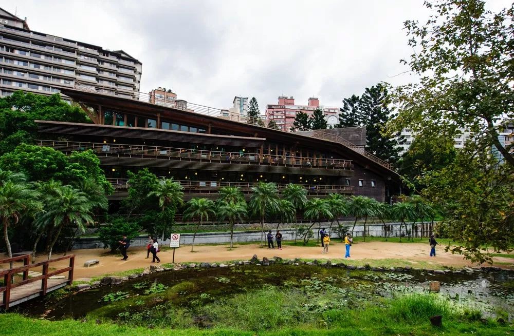 北投图书馆地下一层,地上两层,以自然环保的建筑方式建成.