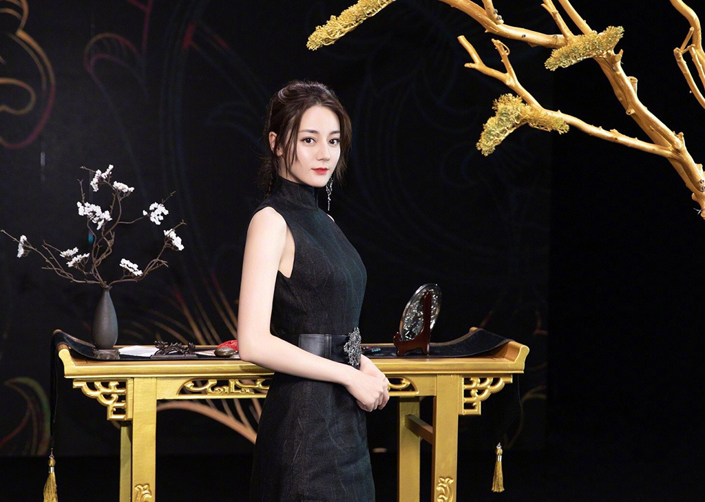 迪丽热巴穿黑色旗袍,单边大耳坠高贵抢镜,国色天香宛如画中人!