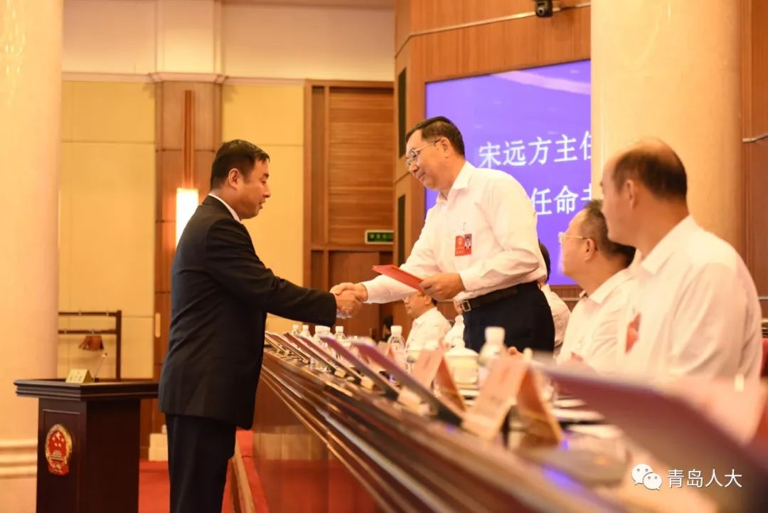 宋远方向市政府副市长,市公安局局长隋汝文等新任命人员颁发任命书,并