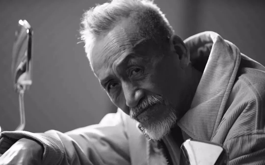 75岁帅老头登台白发苍苍的模样为何让我们流泪