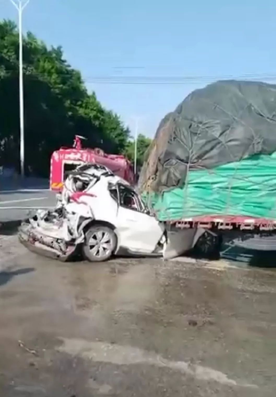 今天上午肇庆发生三车相撞的惨烈车祸,白色小轿车损毁严重,网友却说