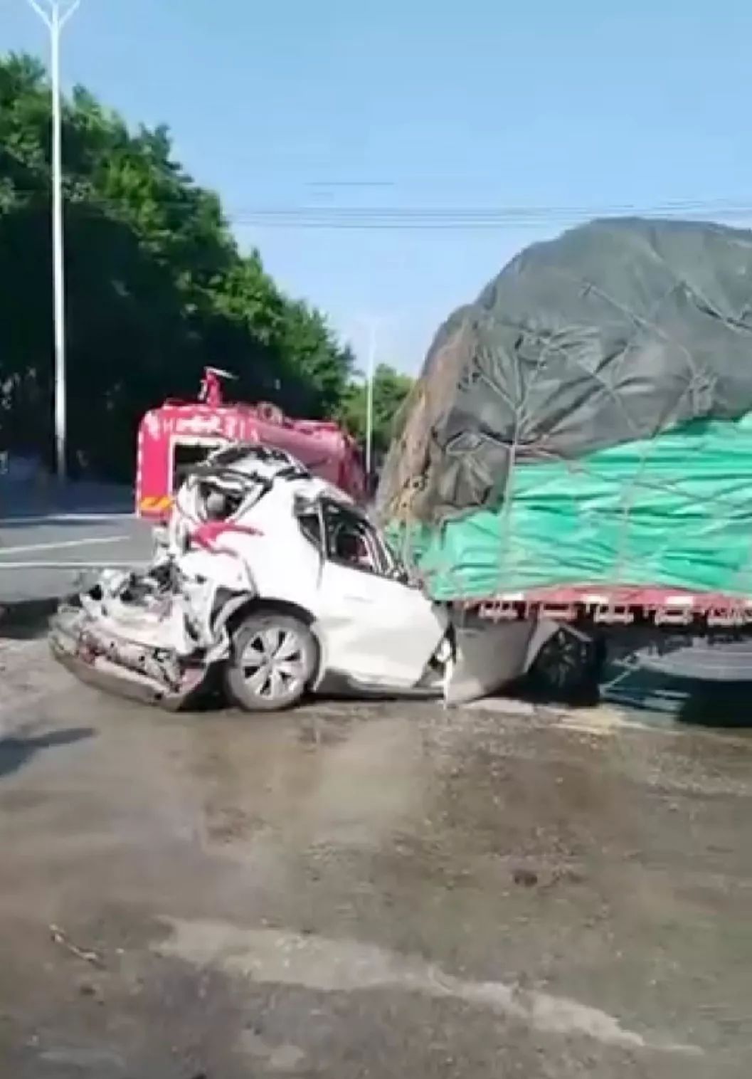 今天上午肇庆发生三车相撞的惨烈车祸,白色小轿车损毁