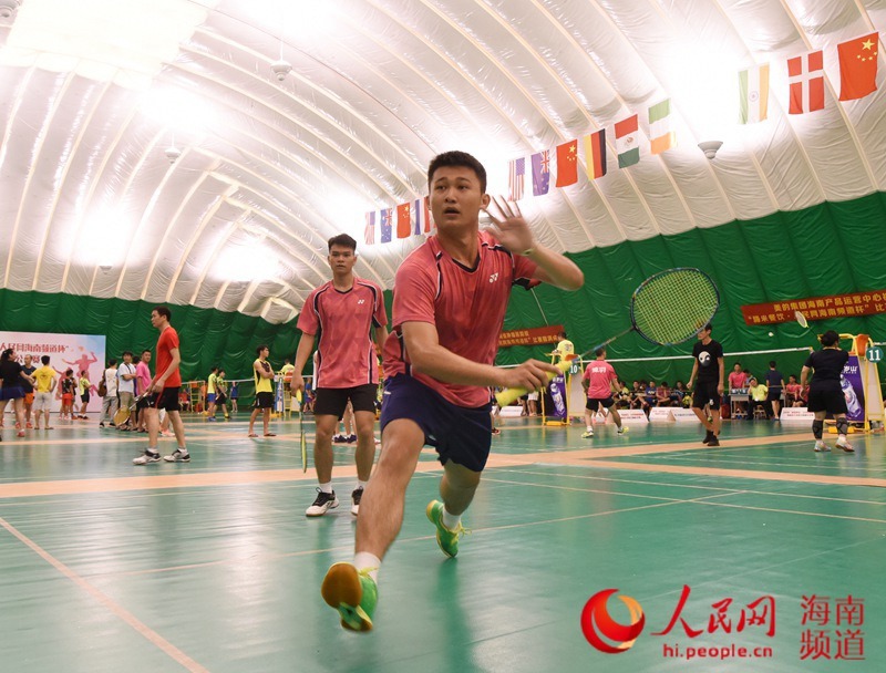 高清大力扣杀奋力角逐海南羽毛球公开赛精彩呈现
