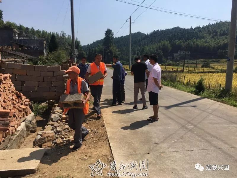 兴国县崇贤乡一村民将自家围墙砌在了公路路肩上已要求恢复公路原貌