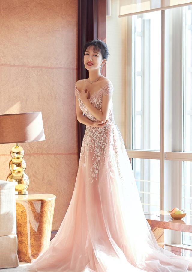 李念不止是富婆,穿牛仔裙配"金手镯"高跟鞋,清新又不失气场