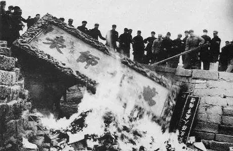 上世纪60年代,全国上下掀起了一场轰轰烈烈的"破四旧"运动.