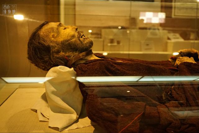 原创新疆出土婴儿干尸双眼穿石鼻塞绒毛专家说至今未能破解