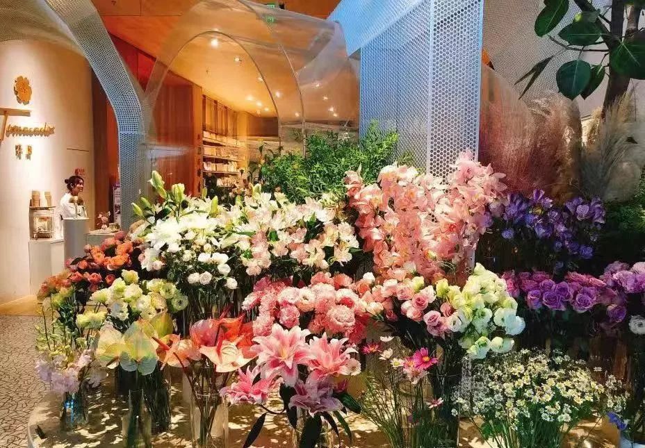 这里的鲜花都是可以购买的各种品种珍罕的鲜花,花艺作品陈列于此这里